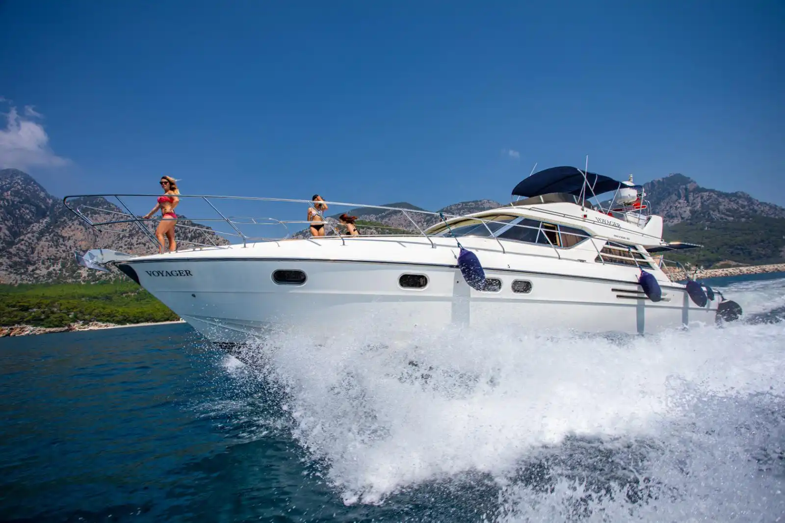 YACHT VOYAGER